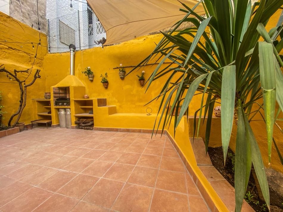 Ground-floor patio and garden at Pisos Baza